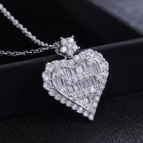 🎀18k Aesthetic Diamond Heart Pendant - Picture 2 of 7